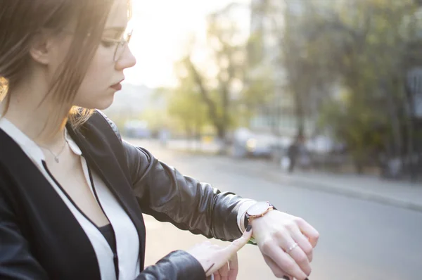 Chica mira el reloj —  Fotos de Stock