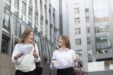 Genç kız arkadaşlar sabahları kahve içmeye giderler.