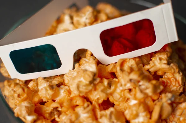 3D 종이 안경과 치즈 팝콘 클로즈업 — 스톡 사진