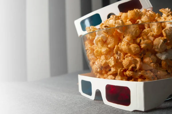 회색 침대에 유리 접시에 누워 3D 안경과 치즈 팝콘 — 스톡 사진