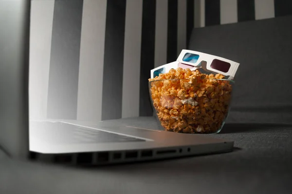 3D-Brille, Popcorn und Laptop liegen nachts auf dem Sofa im Zimmer — Stockfoto