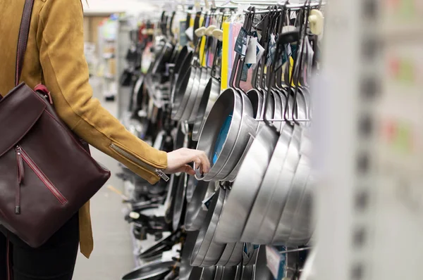 genç bir kız süpermarkete gider, bir ızgara seçer, yemeklerin kalitesini kontrol