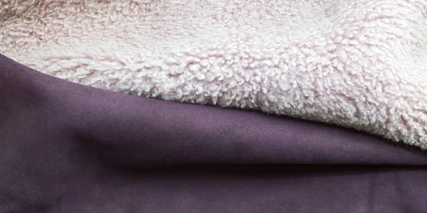 Sfondo bianco e viola pelliccia, arrotolato, ammaccato, tessuto naturale — Foto Stock