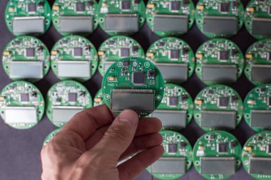 ekran, mikroçip ve işlemci ile yuvarlak elektronik panoları, birçok metre bileşenleri