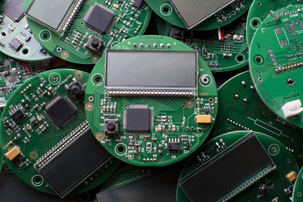 Schede elettroniche rotonde con display, microchip e processore, molti componenti dell'orologio, primo piano — Foto Stock