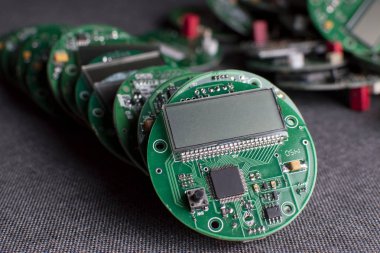 ekran, mikroçip ve işlemci ile yuvarlak elektronik panoları, birçok metre bileşenleri