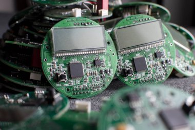 ekran, mikroçip ve işlemci, birçok saat bileşenleri, yakın çekim ile yuvarlak elektronik panoları