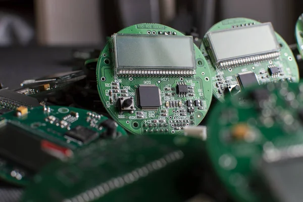 Schede elettroniche rotonde con display, microchip e processore, molti componenti del contatore — Foto Stock