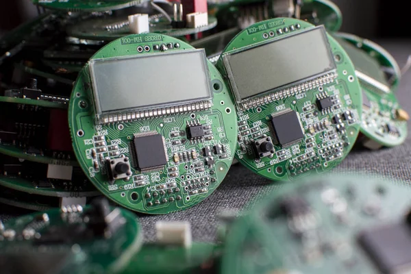Schede elettroniche rotonde con display, microchip e processore, molti componenti dell'orologio, primo piano — Foto Stock