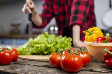 Domates, biber ve yeşillik, ahşap bir masaüzerinde yalan, salata yapmak için malzemeler, sağlıklı gıda yakın çekim