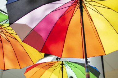 Şemsiyeler arka plan, gökyüzünde renkli şemsiyeler, sokak dekorasyonu