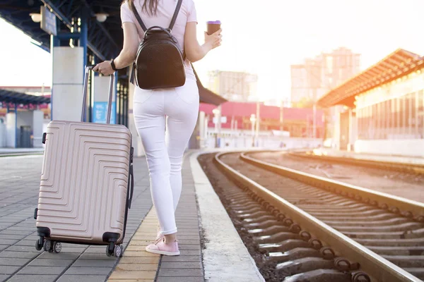 çekici kız istasyonda bagaj ile ayakta ve tren bekliyor, öğrenci bir geziye gidiyor, o platform boyunca yürüyor, kopya alanı