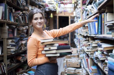 kız öğrenci eski kütüphanede edebiyat arıyor, o kitaplık bir kitap alır, bir kadın arşivlerde bilgi arıyor