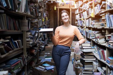 kız öğrenci kütüphanede bir kitap okur, bir kadın çok okumayı seviyor, o kitapraflarında edebiyat arıyor, bilgi güç, kavram