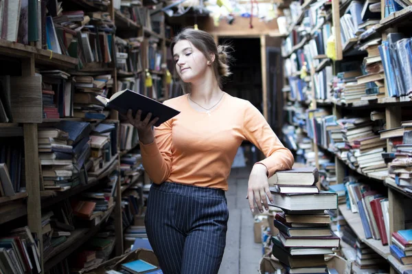 kız öğrenci kütüphanede bir kitap okur, bir kadın çok okumayı seviyor, o kitapraflarında edebiyat arıyor, bilgi güç, kavram