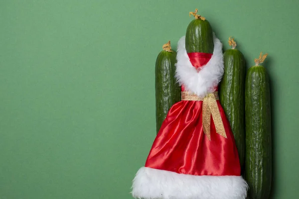 Los pepinos de Año Nuevo sobre el fondo verde, los productos sobre la mesa de fiesta, hortalizas navideñas —  Fotos de Stock