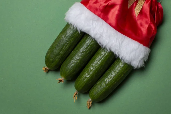 Los pepinos de Año Nuevo sobre el fondo verde, los productos sobre la mesa de fiesta, hortalizas navideñas — Foto de Stock