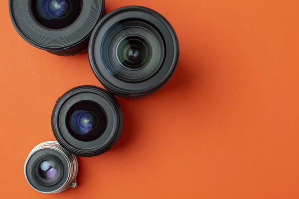 Progresso de lentes de foto diferentes em um fundo colorido, grupo de dispositivos de foto velhos e modernos da câmera — Fotografia de Stock