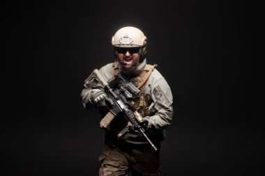 Amerikan komandosu askeri teçhizat ve silah kaçakçılığı yapıyor. Modern korucu karanlıkta bağırıyor. Seçkin askerler, savaş konsepti.