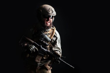 Amerikan komandosu askeri teçhizat ve silah kaçakçılığı yapıyor. Modern korucu karanlıkta bağırıyor. Seçkin askerler, kopyalama alanı.