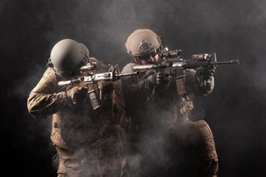 Amerikan özel kuvvetleri geceleri özel görevlerde, askeri teçhizat ve silahlarda iki korucu karanlıkta, seçkin birlikleri hedefliyor.