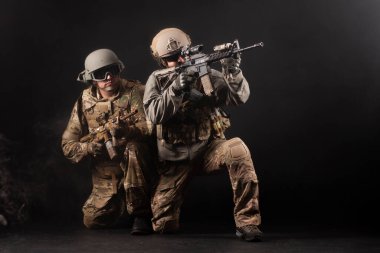 Amerikan özel kuvvetleri geceleri özel görevlerde, askeri teçhizat ve silahlarda iki korucu karanlıkta, seçkin birlikleri hedefliyor.