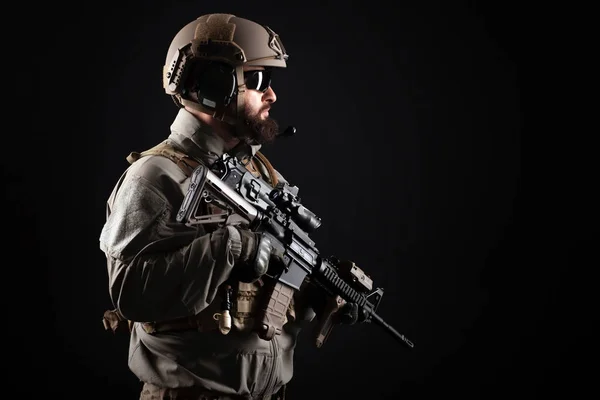 American Special Forces Dark Background Soldier Military Equipment Holds Weapons — Stock Photo, Image