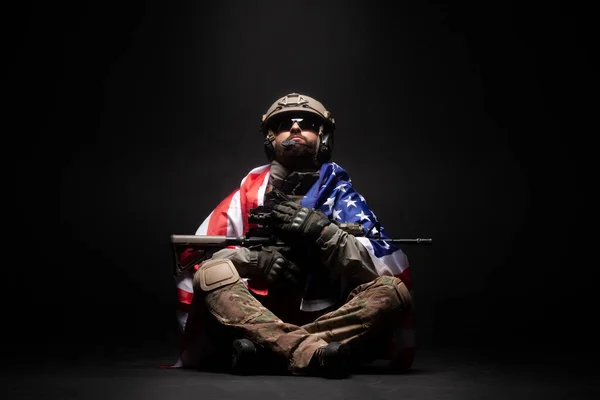 Αμερικανός Κομάντο Στρατιωτικό Εξοπλισμό Και Όπλα Κάθεται Και Κρατά Σημαία — Φωτογραφία Αρχείου