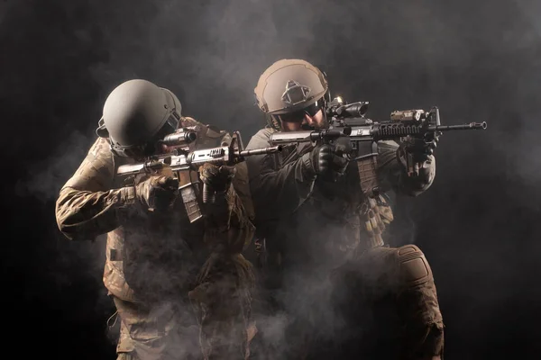 夜の特別任務にアメリカの特殊部隊 暗いエリート部隊を目指す軍事装備や武器の2人のレンジャー — ストック写真