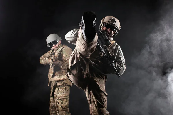 Американські Спецназівці Спеціальних Місіях Вночі Два Рейнджери Військовому Спорядженні Зброї — стокове фото