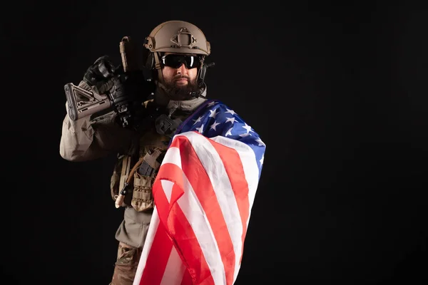 Amerikanische Spezialeinheiten Vor Dunklem Hintergrund Ein Soldat Militärischer Ausrüstung Hält — Stockfoto