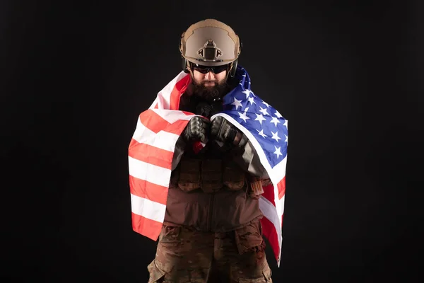 Amerikanische Spezialeinheiten Vor Dunklem Hintergrund Ein Soldat Militärischer Ausrüstung Hält — Stockfoto