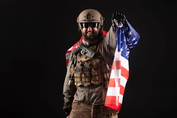 軍事装備のアメリカの指揮官は夜にアメリカの旗を保持し 現代のレンジャーは暗闇の中で叫ぶ エリート部隊 戦争の概念 — ストック写真