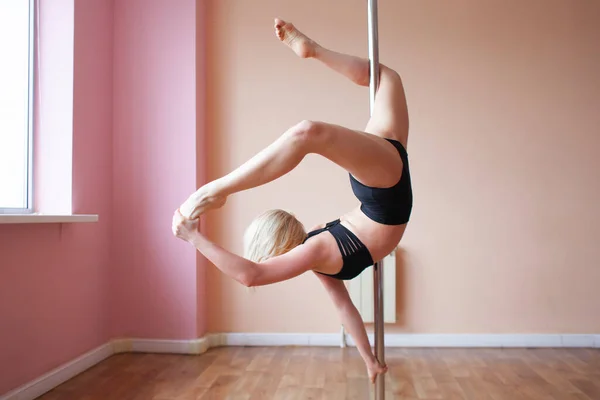 Προπόνηση Pole Dance Αθλητικό Κορίτσι Κάνει Άσκηση Ευελιξίας Ένα Πυλώνα — Φωτογραφία Αρχείου