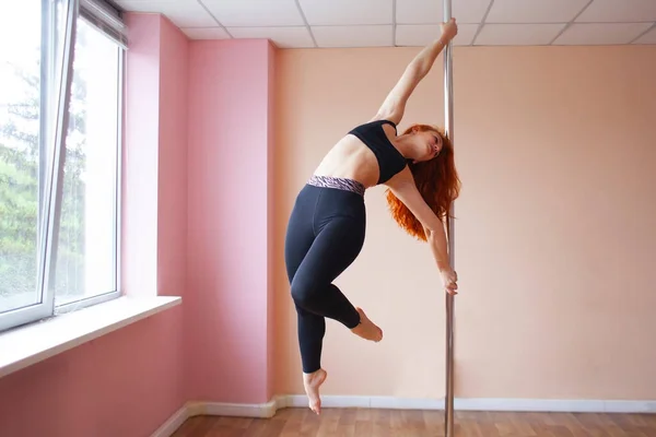 Pole Dance Training Een Sport Meisje Opknoping Een Pyloon Het — Stockfoto
