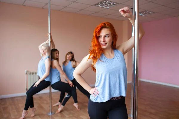 Pole Dance Team Sportmädchen Turnen Auf Pylonen Gruppe Athletischer Mädchen — Stockfoto