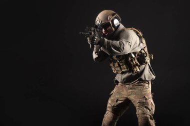 Askeri özel kuvvetler gece silahlı saldırı düzenliyor. Seçkin birlikler görev başında. Karanlık bir geçmişe karşı anti-terörist.