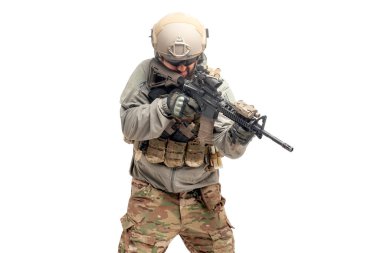 Üniformalı ve tüfekli bir Amerikan askeri. Beyaz bir arka planda silahlı bir komando.