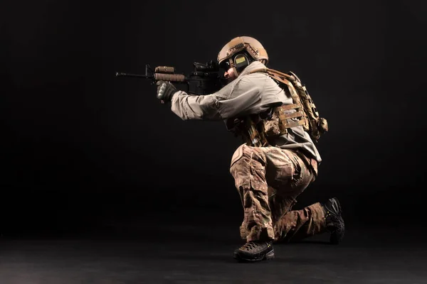 Militärische Spezialeinheiten Uniform Mit Nächtlichen Waffenangriffen Elitetruppen Einsatz Terrorabwehr Vor — Stockfoto