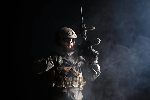 Retrato Comando Uniforme Con Armas Contra Fondo Oscuro Humo Tropas — Foto de Stock