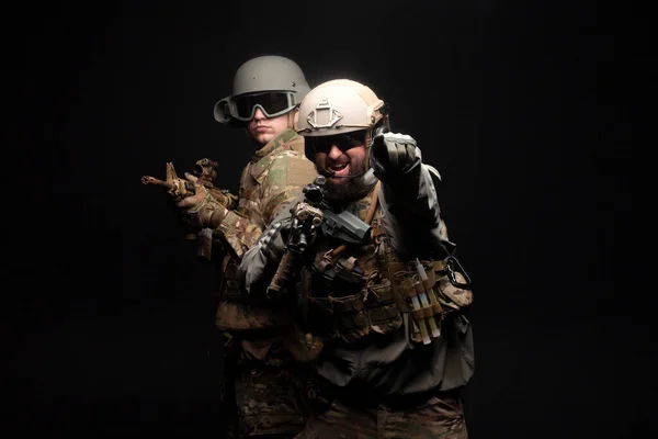 アメリカ軍だ 黒を背景に武器を装備した2人の兵士特殊部隊が攻撃しています — ストック写真