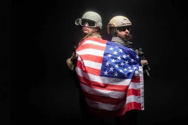 Американский Спецназ Два Рейнджера Форме Оружием Стоят Вместе Темном Фоне — стоковое фото