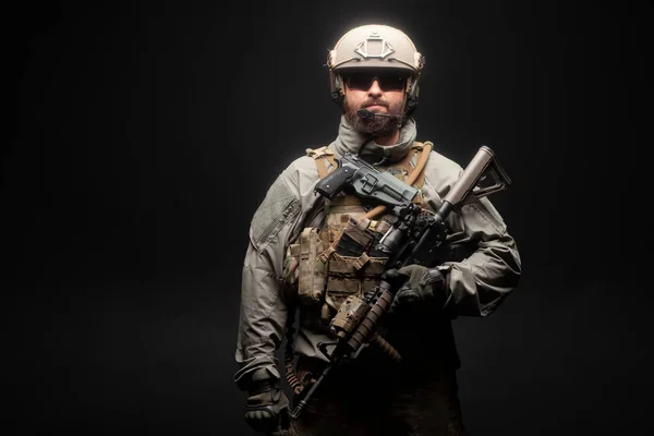 Eua Soldado Terno Militar Com Uma Espingarda Contra Fundo Escuro — Fotografia de Stock