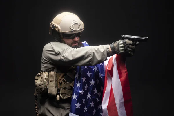 Armée Amérique Soldat Équipement Militaire Avec Pistolet Tient Drapeau Américain — Photo