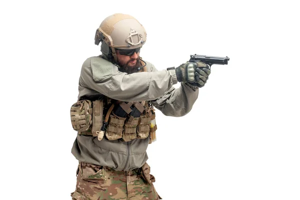 白い孤立した背景に銃を持つ軍のスーツのアメリカの兵士 アメリカの特殊部隊は狙いを定めて撃つ — ストック写真