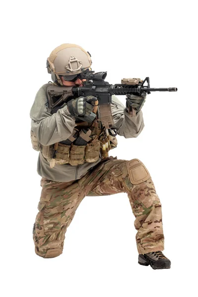 身着军用装备 拿着来复枪的美国护林员 瞄准并射击在一个白色孤立的背景下 一个手持武器的特种部队士兵的肖像 — 图库照片