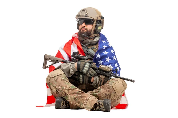 米軍の特殊部隊と武器の白い隔離された背景に座って アメリカの旗を持つアメリカの兵士 — ストック写真