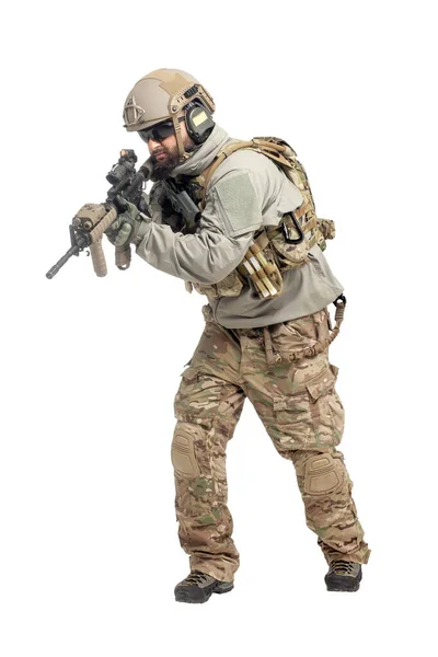 Soldado Americano Uniforme Com Rifle Ataca Fundo Isolado Branco Comando — Fotografia de Stock