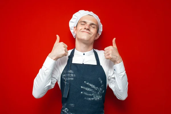 Jovem Cozinheira Feliz Mostra Como Com Mãos Fundo Isolado Vermelho — Fotografia de Stock