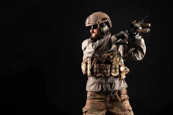 夜間の武器攻撃やエリート部隊の行動 暗い背景を背景にしたテロリストに対抗する特殊部隊 — ストック写真